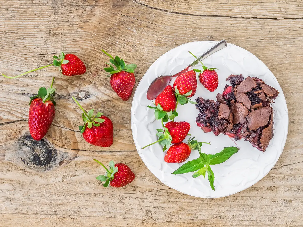A Piece Of Chocolate Strawberry Cake With Fresh Strawberries And Photo ...