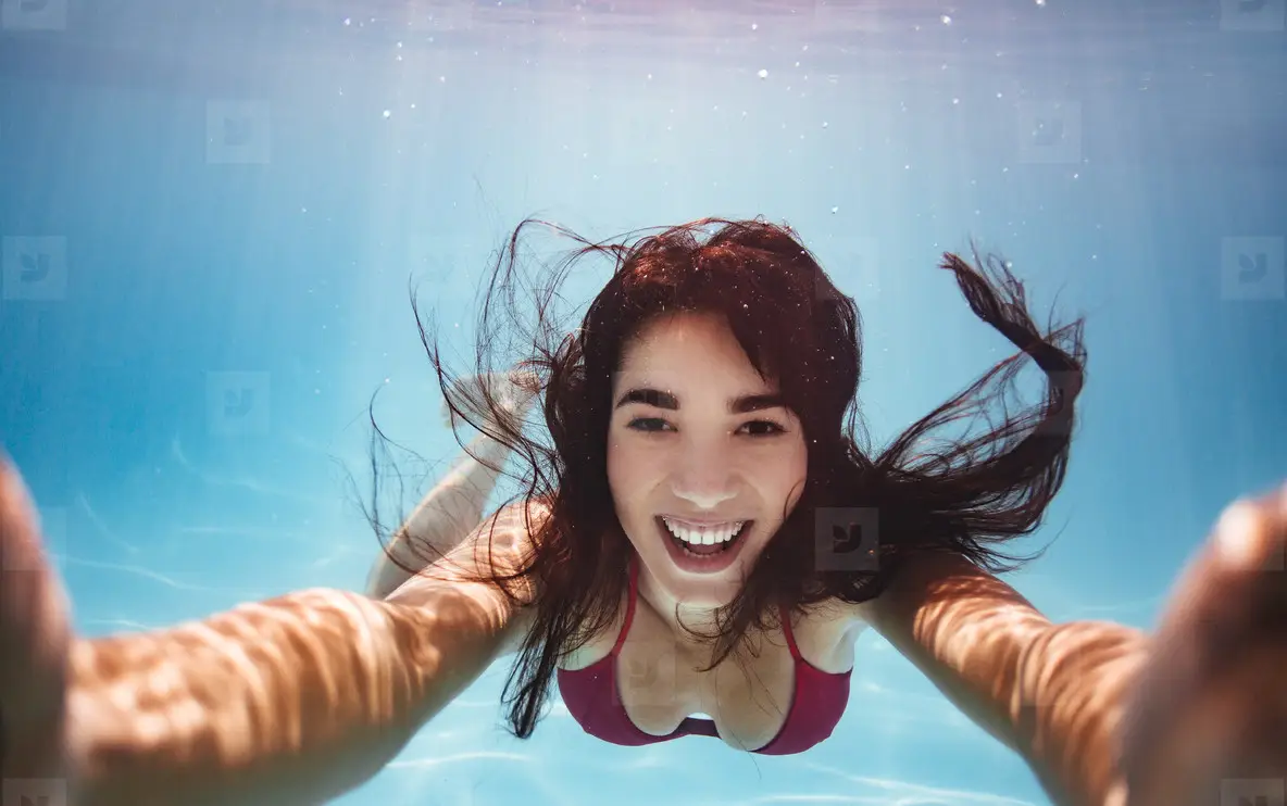 Woman Swimming Underwater And Taking Selfie Photo (146360) - YouWorkForThem, image size:1184x742