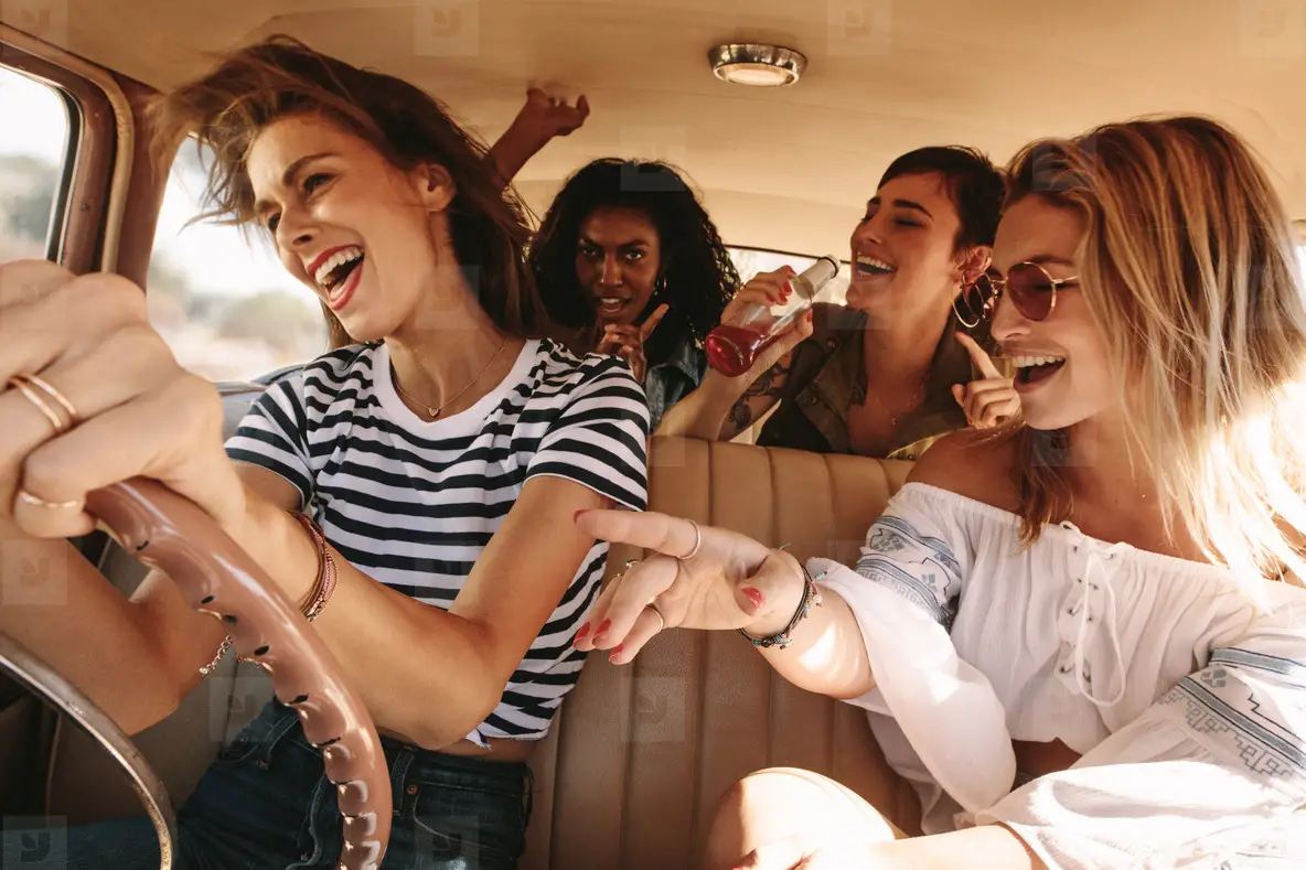 Друзья смеются над дорожной ситуацией во время путешествия