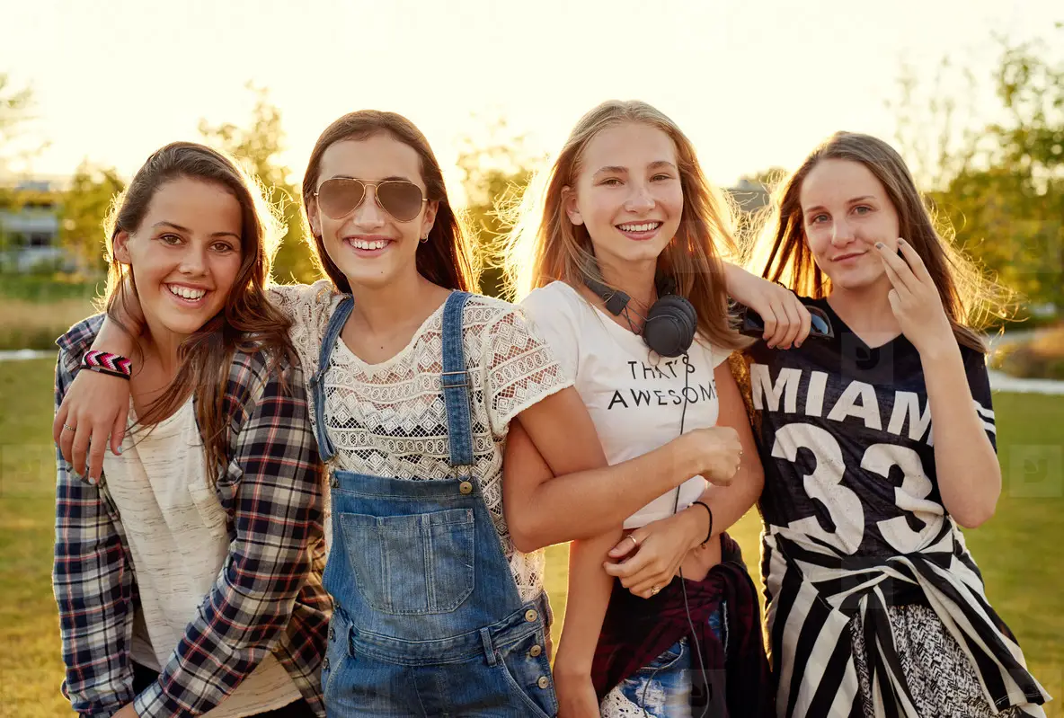 Hanging girls Group Of Teenage Girls Hanging Out Photo (167960) - YouWorkForThem