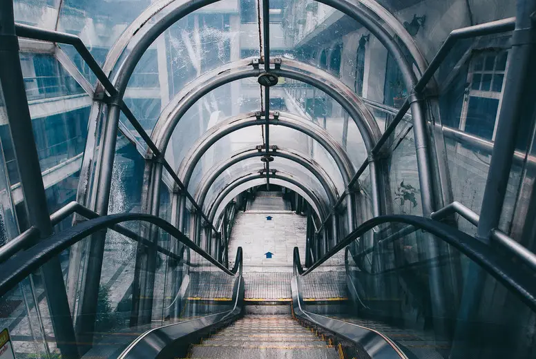 Escalator In Curve Glass Photo (171711) - YouWorkForThem