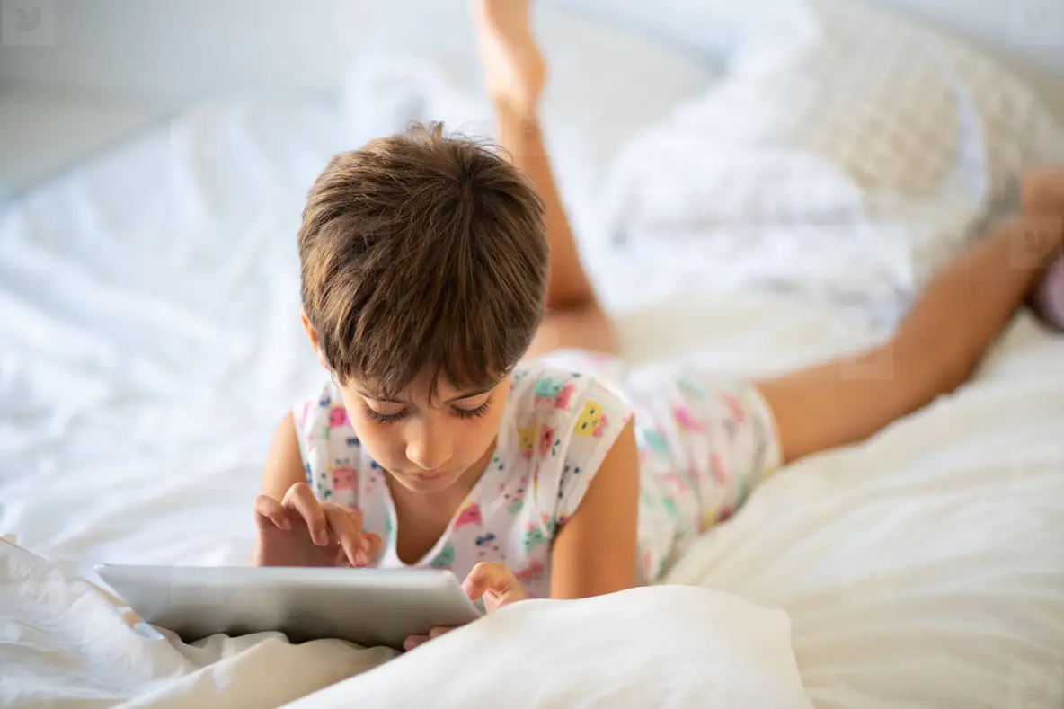 on bed little girl Little Girl Playing With Digital Tablet On The Bed Photo (180634) -  YouWorkForThem