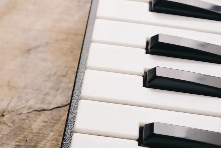 Synthesizer keyboard