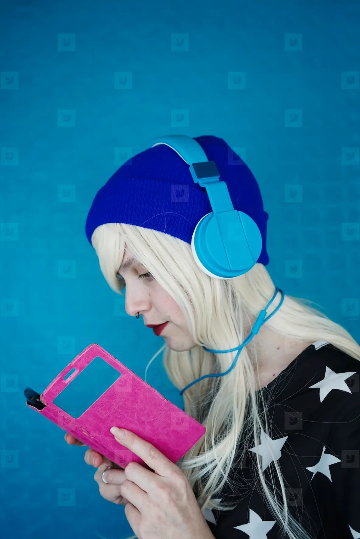 Beautiful Blonde Woman Listening To Music Photo (254233) - YouWorkForThem