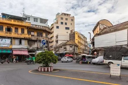 BANGKOK  THAILAND   AUGUST 19  2025  Song Wat road  a new touri